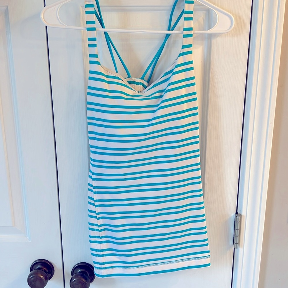 Lululemon tank top with crisscross back and built-in bra